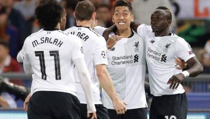 Futbolistas del Liverpool festejan un gol contra la Roma