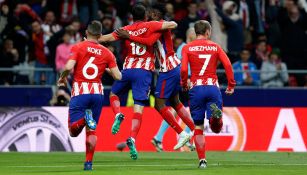 Jugadores del Atlético festejan el gol contra Arsenal