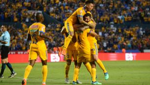 Tigres festaja gol de Hugo Ayala frente a Santos