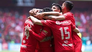 Jugadores de Toluca festejan un gol en la cancha