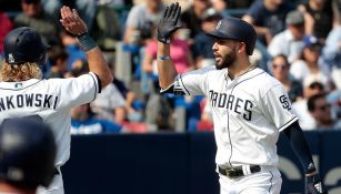 Jugadores de Los Padres de San Diego celebran una carrera