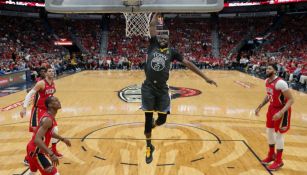 Draymond Green se levanta para encestar 