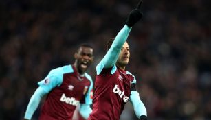 Chicharito festeja gol con West Ham 