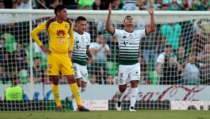 Osvaldo Martínez celebra el primer gol del partido