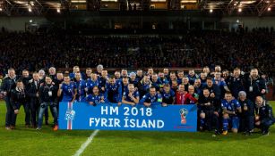 Jugadores de Islandia celbran su pase al Mundial