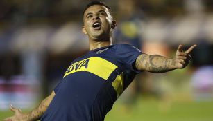 Edwin Cardona celebra una anotación con Boca Juniors