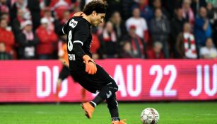 Ochoa, a punto de despejar en juego con el Standard de Lieja