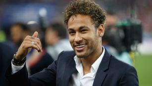 Neymar saluda a la afición del PSG en Francia 