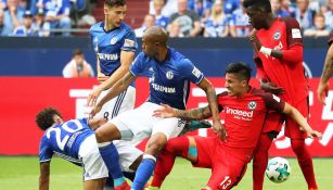 Salcedo disputa un balón frente al Schalke 04