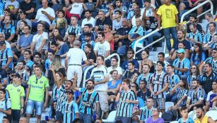 Seguidores del Gremio alientan a su equipo en un juego de Liga