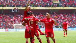 Jugadores rojos felicitan a Sambueza tras un gol 