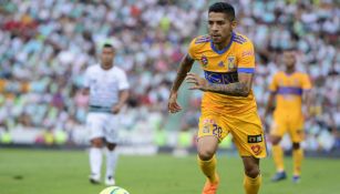 Javier Aquino corre con el balón en un juego de Tigres