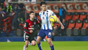 Erick Gutiérrez controla el balón en juego entre Tuzos y Atlas