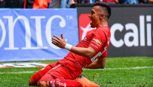 Fernando Uribe celebra un gol con Toluca 