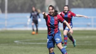 Charlyn Corral celebra un gol con el Levante Femenino