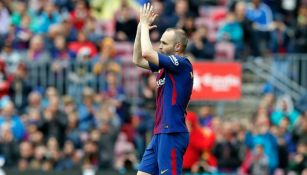 Iniesta agradece al Camp Nou en partido de La Liga 