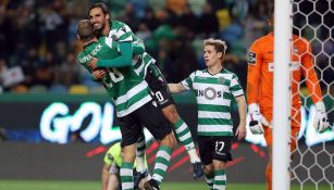 Jugadores del Sporting se abrazan tras una anotación 