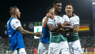 Santos festeja gol de Djaniny Tavarez contra Toluca