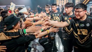 Los jugadores de RNG saludan a sus fans tras ganar una partida