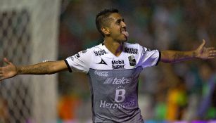 Elías celebra un gol con León