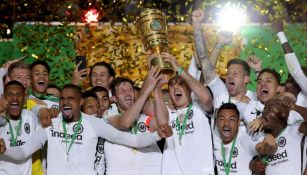 Jugadores del Eintracht Frankfurt ceelebran tras ganar la DFB Pokal