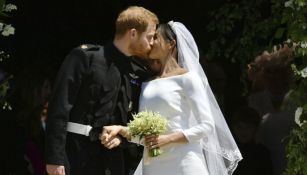 El príncipe Enrique y Meghan Markle se besan tras casarse