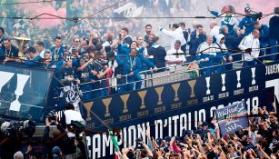 Jugadores de la Juventus celebran el título de Serie A ante su gente
