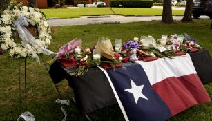 Familiares montan altares en honor a las víctimas del tiroteo