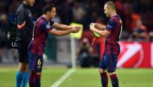 Iniesta cede banda de capitán a Xavi