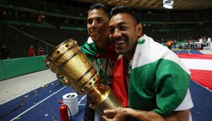 Salcedo y Fabián celebran con la Copa Alemana