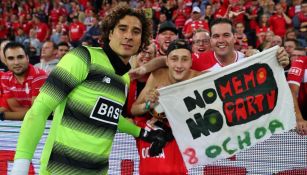 Guillermo Ochoa posa con fans del Standard Lieja 