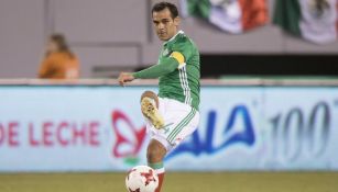 Máquez patea el balón en un partido con el Tri