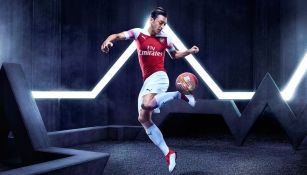 Mesut Özil luce nueva camiseta del Arsenal 