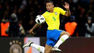 Gabriel Jesús domina el balón en un partido con la selección de Brasil
