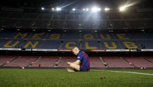 Iniesta, en soledad en el centro del Camp Nou 