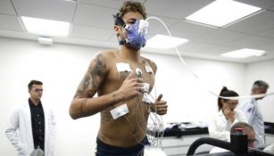 Neymar durante pruebas físicas y exámenes médicos