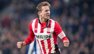 Luuk de Jong celebra una anotación con el PSV 