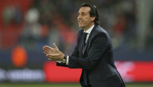 Unai Emery aplaude durante un juego del PSG