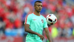 Nani domina un balón previo a un partido de Portugal 