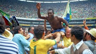 Pelé celebra el título en México 1970