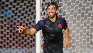 Pizarro festeja un gol con Chivas