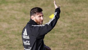 Messi saluda a la afición presente en el Ducó