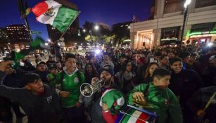 Aficionados mexicanas afuera de la concentración del Tri