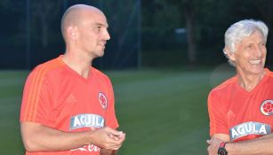 Esteban Cambiasso junto a Pekerman, en una práctica de Colombia