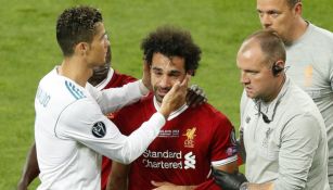 CR7 consuela a Salah tras lesionarse el hombro 