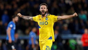 Miguel Layún celebra un gol con el Porto