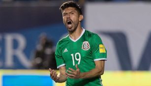 Oribe Peralta se lamenta en juego del Tri 