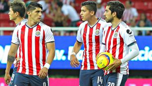 Jugadores de Chivas dialogan tras un partido