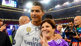 Cristiano Ronaldo posa con su madre tras coronarse en Champions