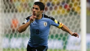 Suárez celebra gol con Uruguay